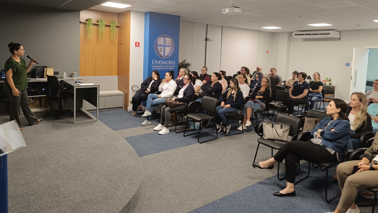 Palestra na CDL Blumenau orienta empresas e comércio sobre o atendimento a clientes autistas
