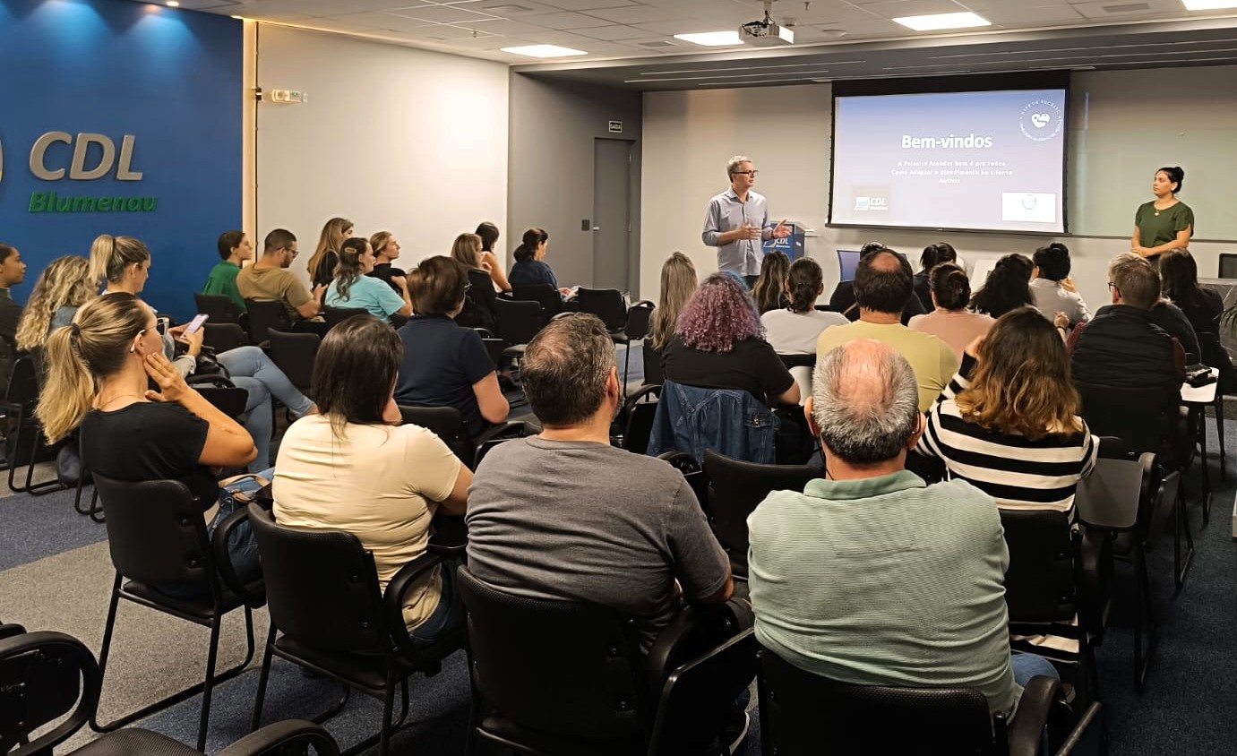 Palestra na CDL Blumenau orienta empresas e comércio sobre o atendimento a clientes autistas
