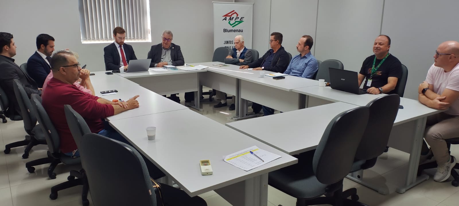 Fórum Municipal das Microempresas debate atualização do teto licitatório e demandas jurídicas em Blumenau