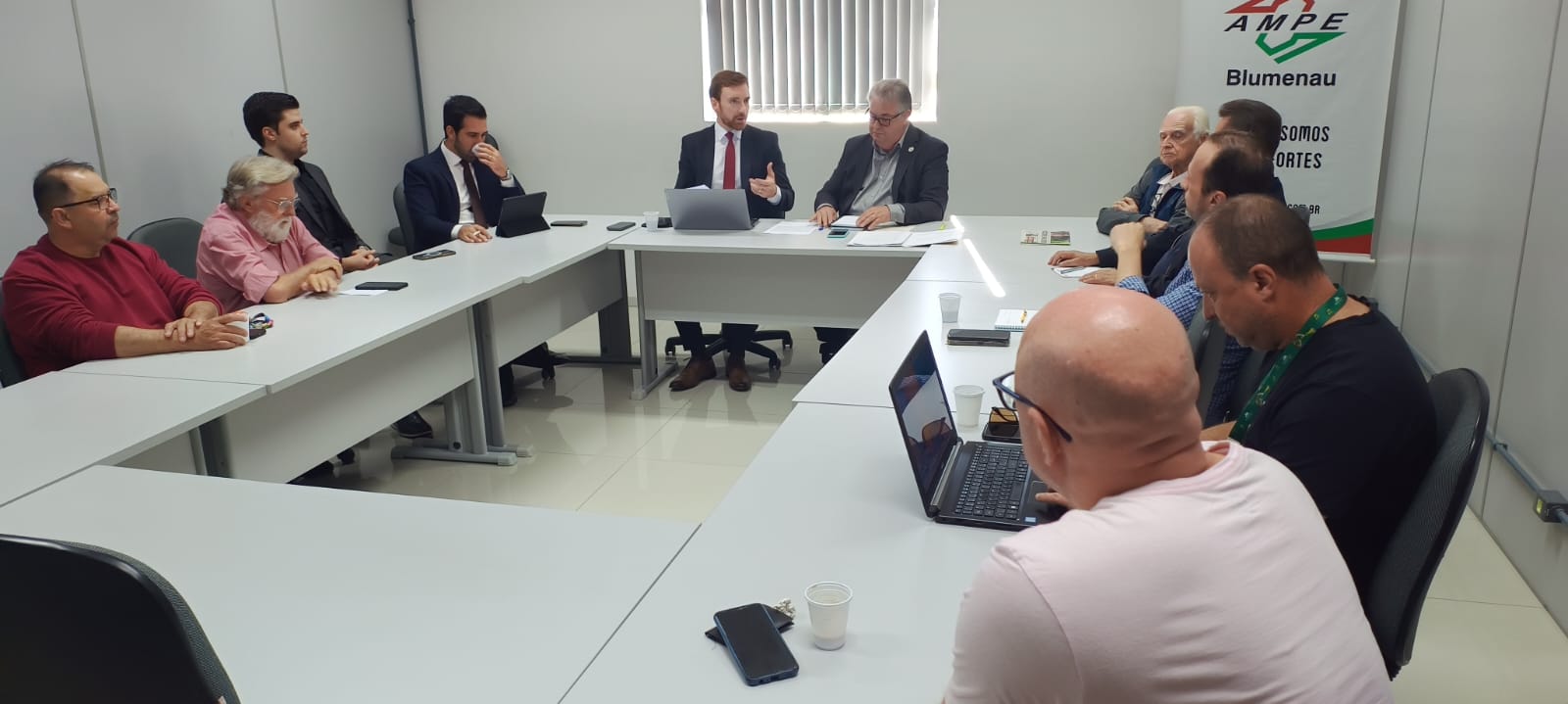 Fórum Municipal das Microempresas debate atualização do teto licitatório e demandas jurídicas em Blumenau