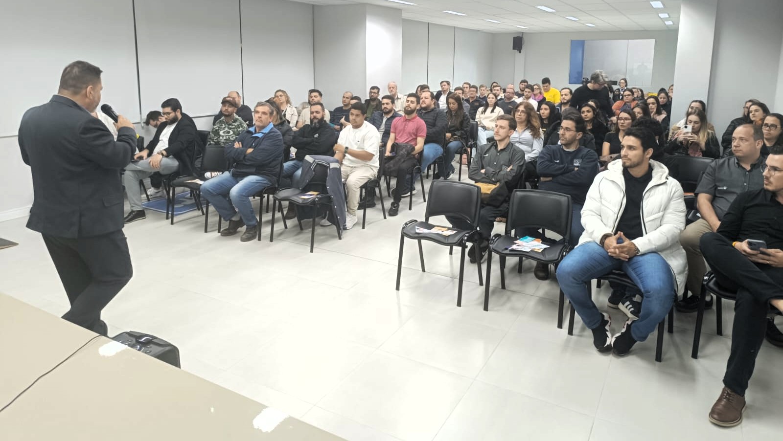 Evento da CDL Blumenau reúne cerca de 100 profissionais para palestra sobre vendas com Márcio Magalhães