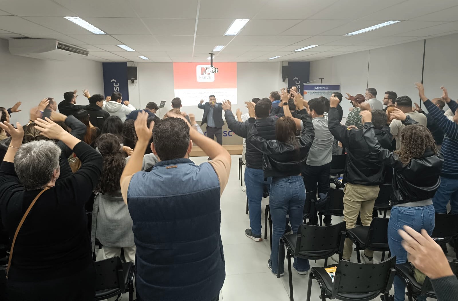 Evento da CDL Blumenau reúne cerca de 100 profissionais para palestra sobre vendas com Márcio Magalhães