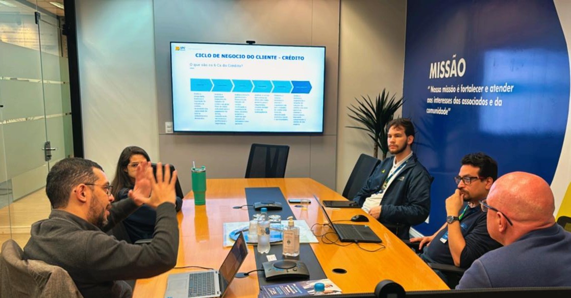 CDL Blumenau recebe visita do SPC Brasil para troca de experiências e fortalecimento de serviços aos associados