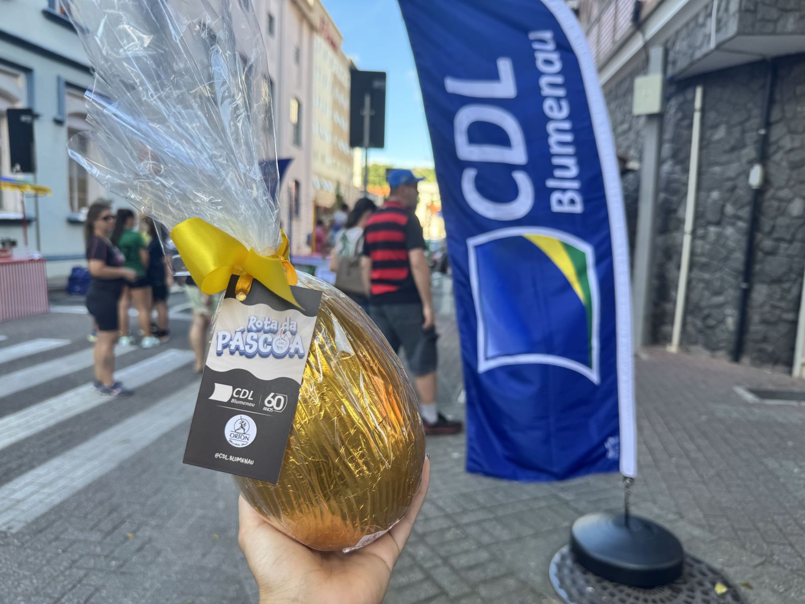 Ação de Páscoa da CDL Blumenau reúne centenas de participantes