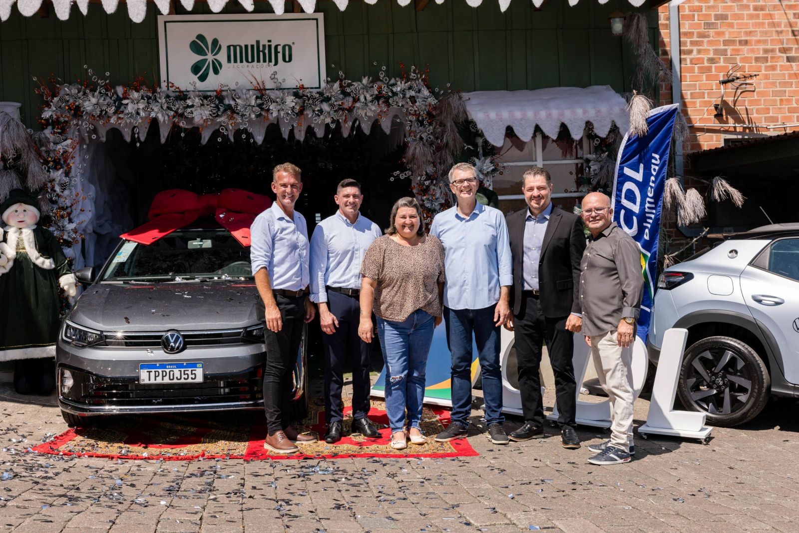 Emoção marca entrega do carro da promoção Magia de Natal da CDL Blumenau