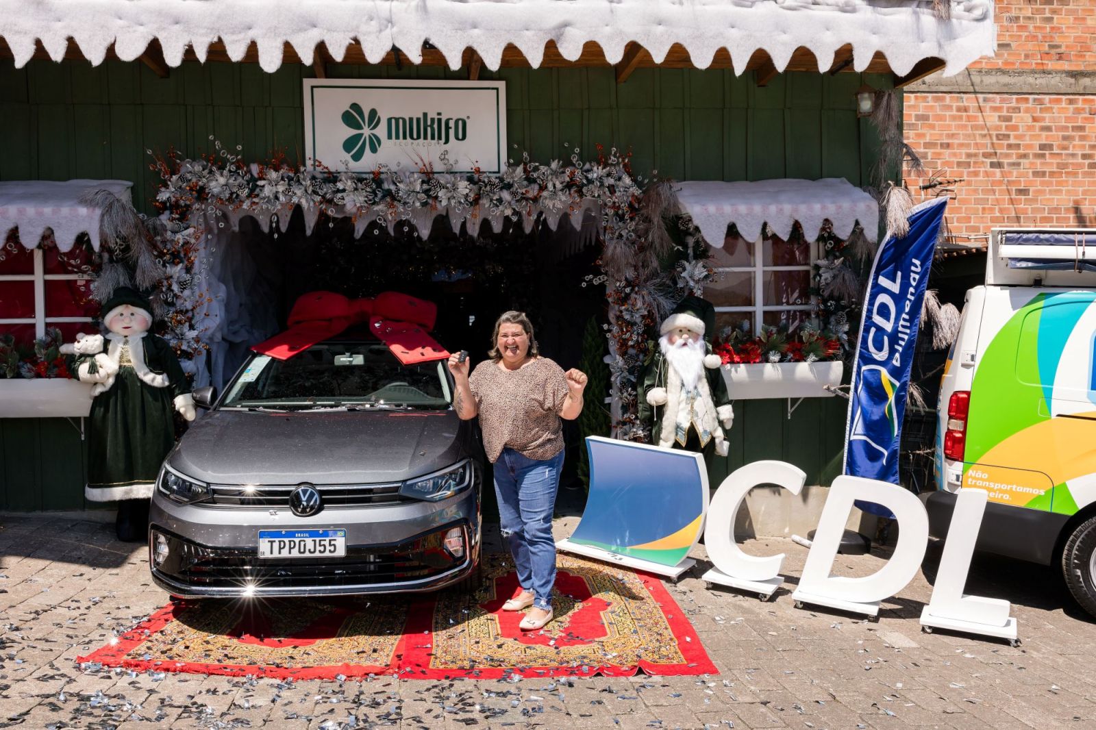 Emoção marca entrega do carro da promoção Magia de Natal da CDL Blumenau