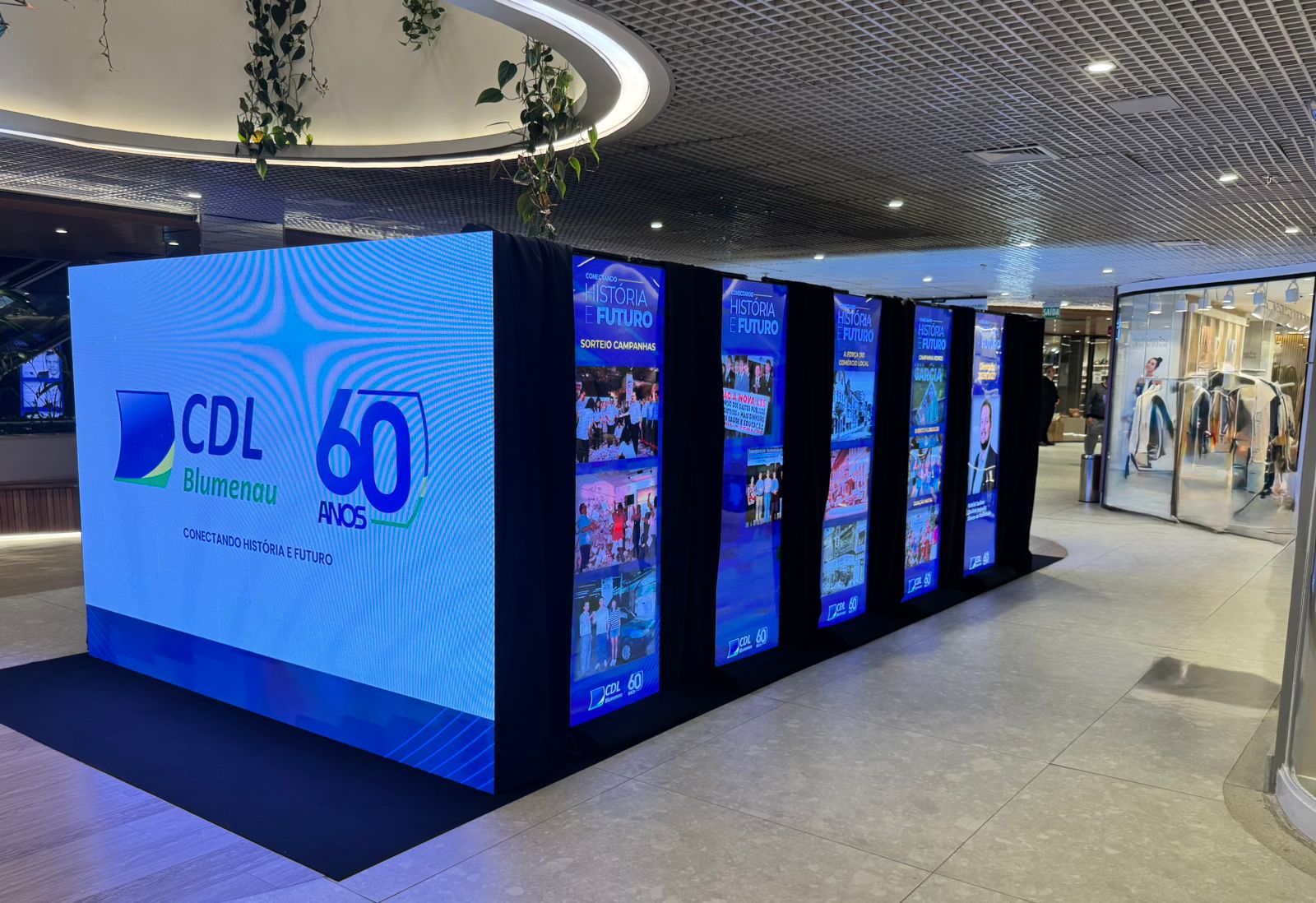 CDL Blumenau celebra 60 anos com exposição que conecta história e futuro