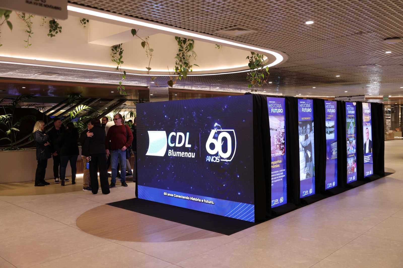 CDL Blumenau lança exposição de 60 anos no Shopping H