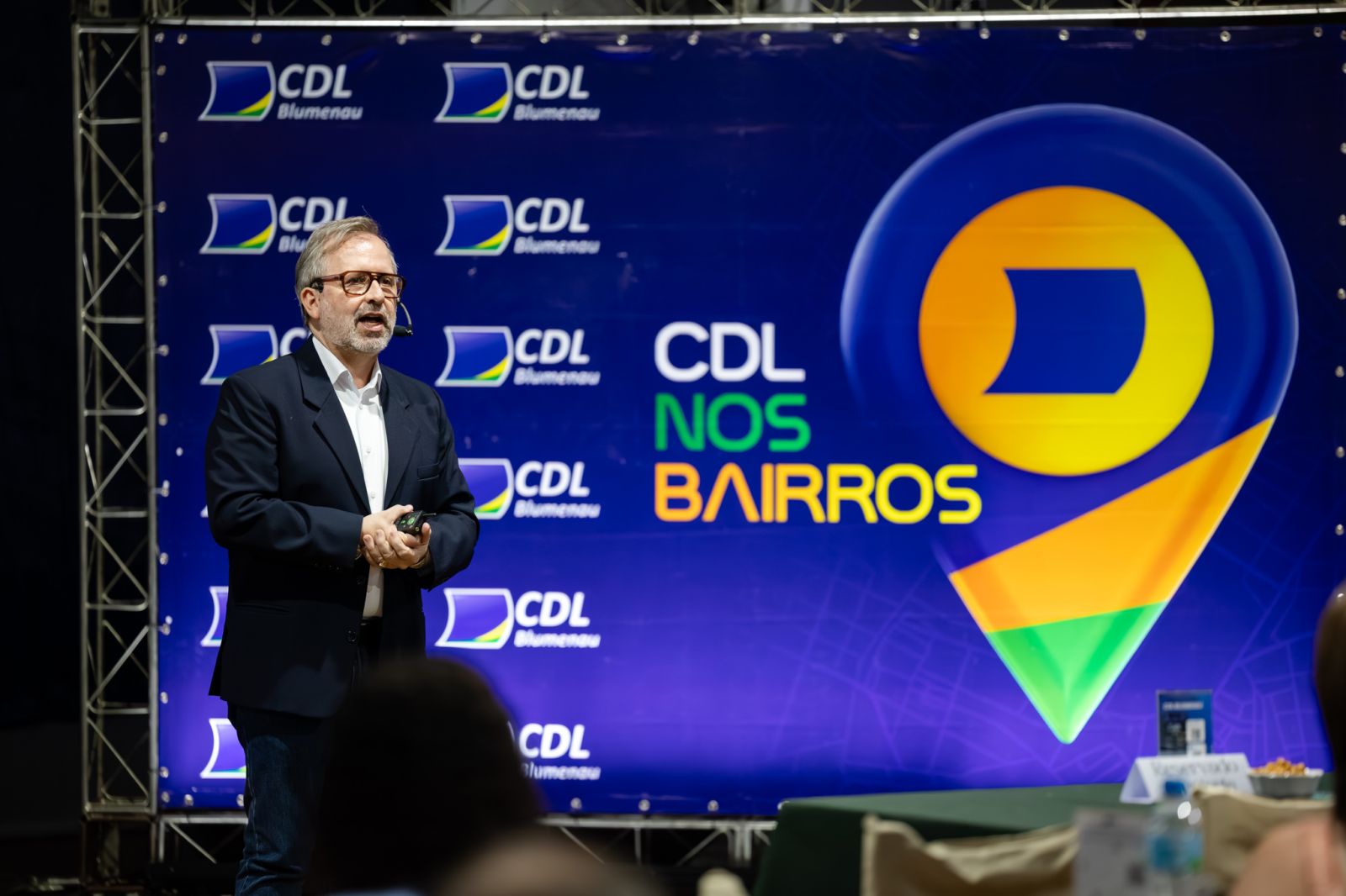 CDL nos Bairros reúne cerca de 200 pessoas no Grande Garcia em noite de homenagens, palestra e networking
