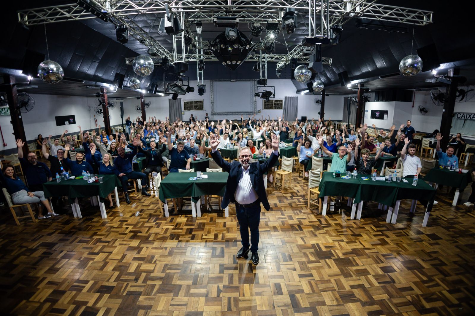 CDL nos Bairros reúne cerca de 200 pessoas no Grande Garcia em noite de homenagens, palestra e networking