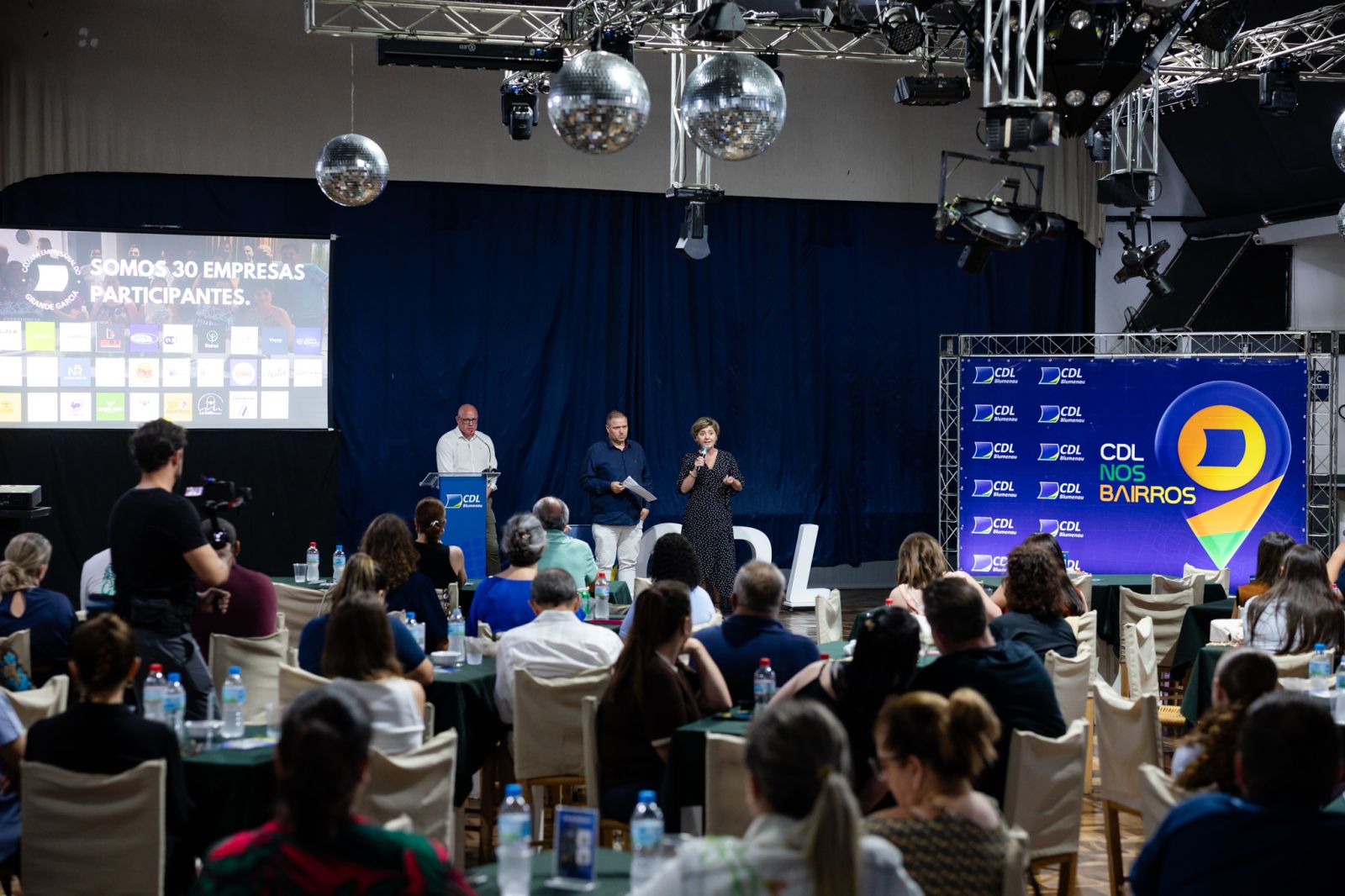CDL nos Bairros reúne cerca de 200 pessoas no Grande Garcia em noite de homenagens, palestra e networking