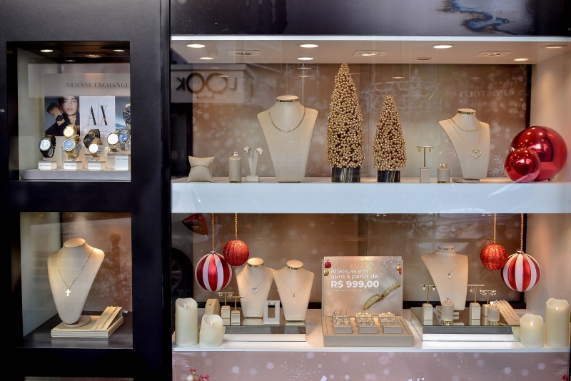 2º Lugar: Authentika - Uma vitrine sofisticada, minimalista e elegante, que exala o espírito natalino.