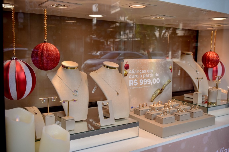 2º Lugar: Authentika - Uma vitrine sofisticada, minimalista e elegante, que exala o espírito natalino.