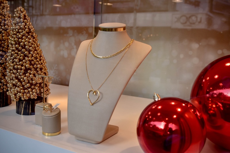 2º Lugar: Authentika - Uma vitrine sofisticada, minimalista e elegante, que exala o espírito natalino.