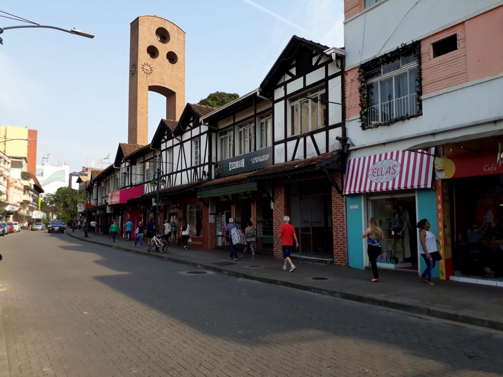 A famosa rua XV de Novembro já se chamava Wurststraße – “rua da linguiça” em alemão -, devido à forma estreita e sinuosa que possuia. 