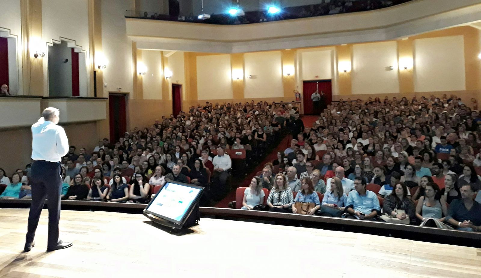 Mais de 900 pessoas assistem à palestra de Drauzio Varella, em Blumenau