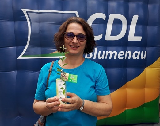 A psicóloga Diana Bagattoli aproveitou para levar uma muda de araçá e outra de pitanga, que serão plantadas no sítio.