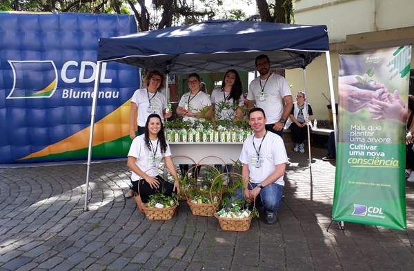 Colaboradores da CDL Blumenau distribuíram 200 mudas de árvores.