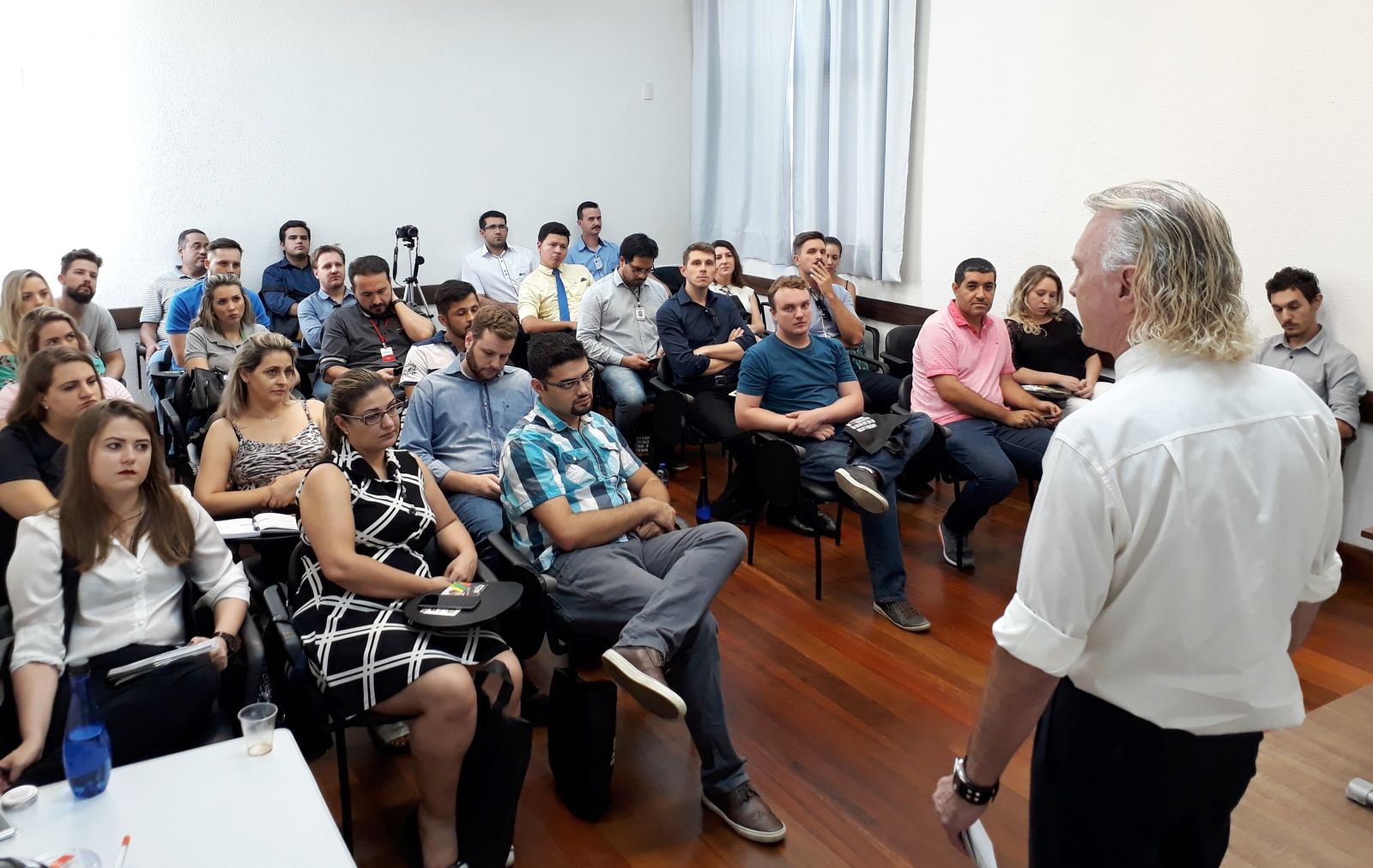 CDL Jovem Blumenau realiza encontro e discute sobre vendas