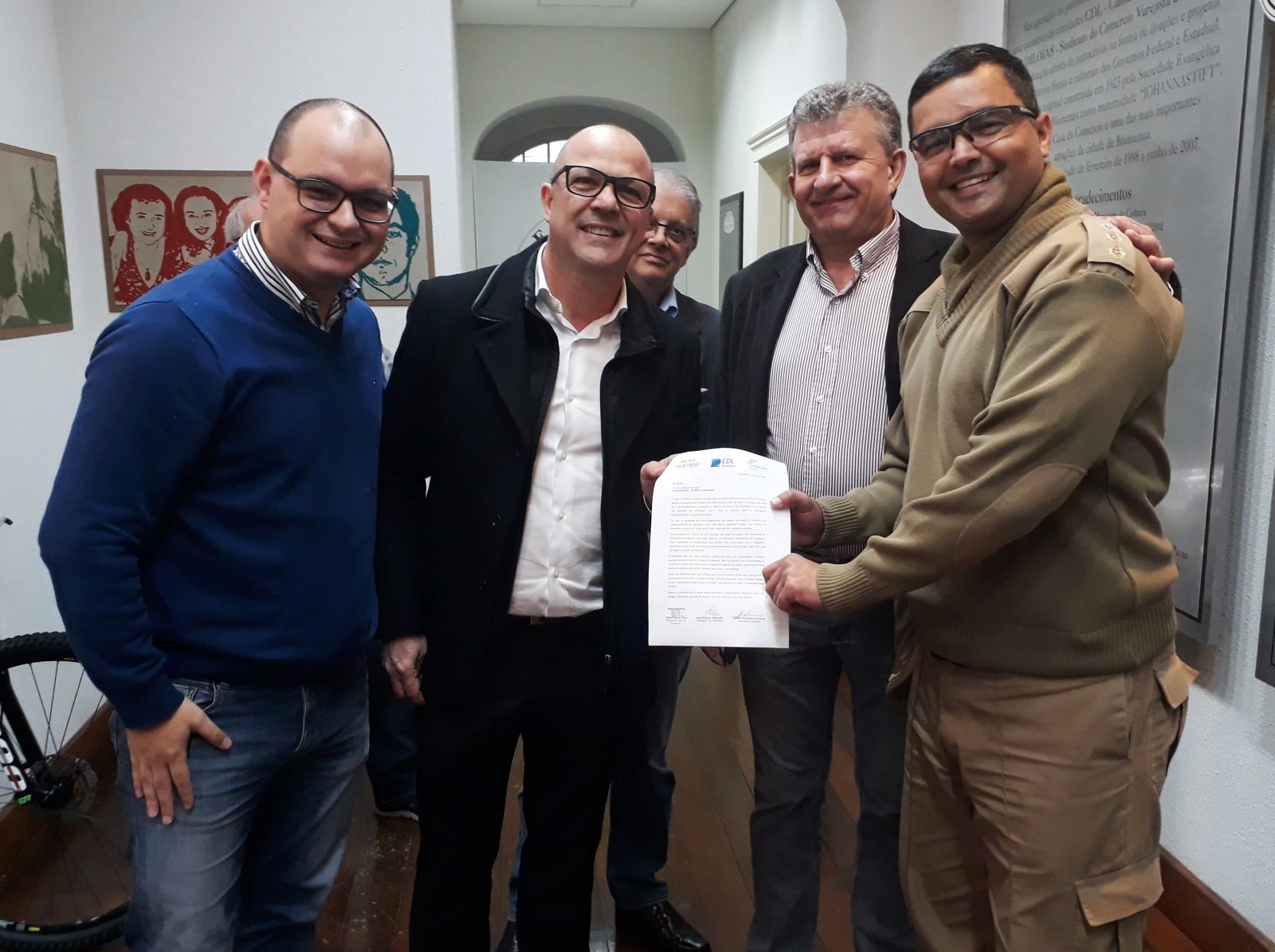 Entidades de Blumenau se unem para doar bicicletas à Polícia Militar 