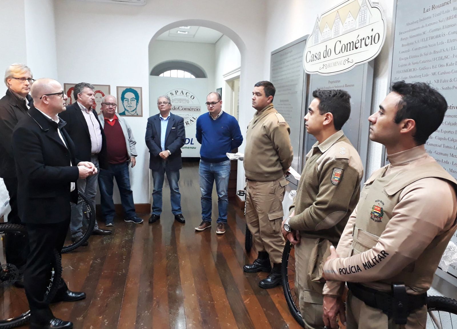Entidades de Blumenau se unem para doar bicicletas à Polícia Militar 