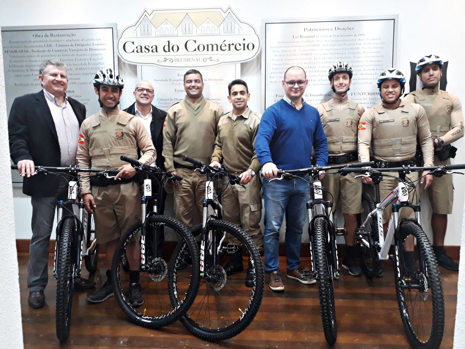 Entidades de Blumenau se unem para doar bicicletas à Polícia Militar 