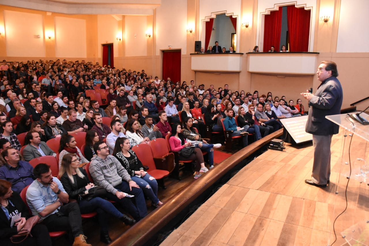 Mais de 700 pessoas assistem à palestra do Professor Marins, em Blumenau