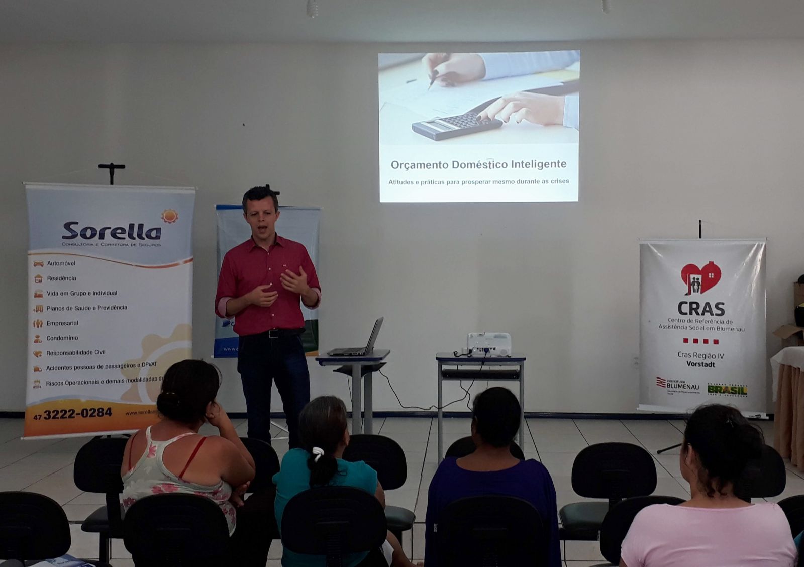 Comunidade do bairro Vorstadt participa de palestra sobre orçamento doméstico, promovida pela CDL Blumenau