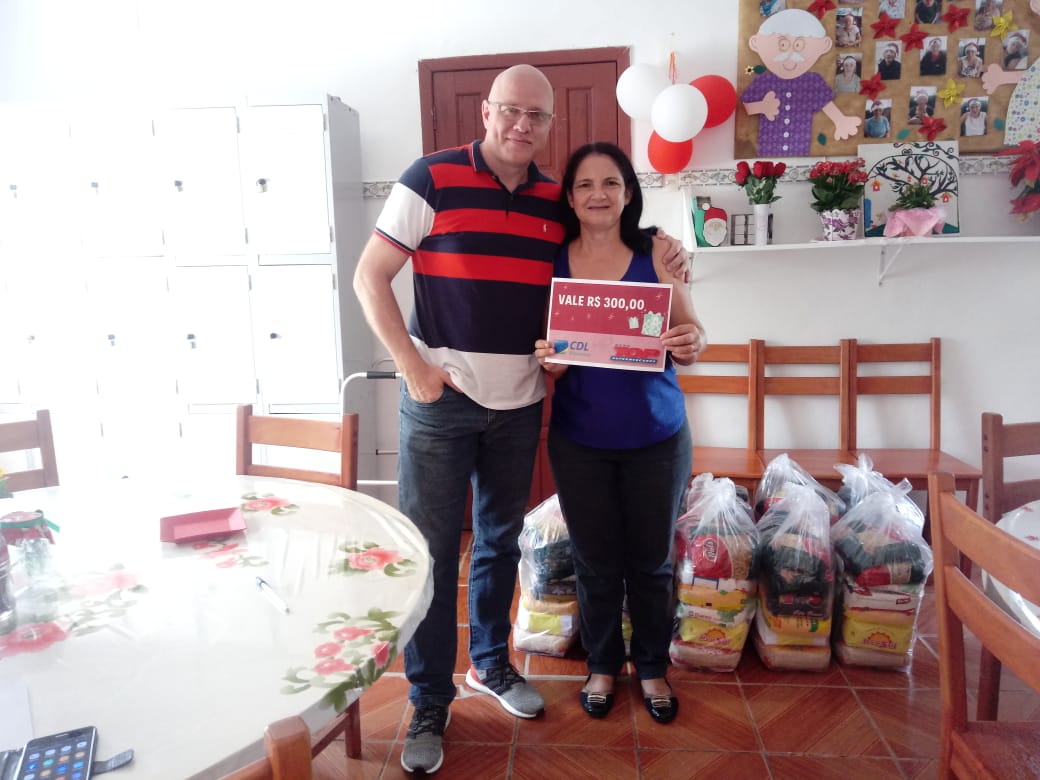 CDL Blumenau doa 50 cestas básicas e R$ 1.500,00 para entidades assistenciais