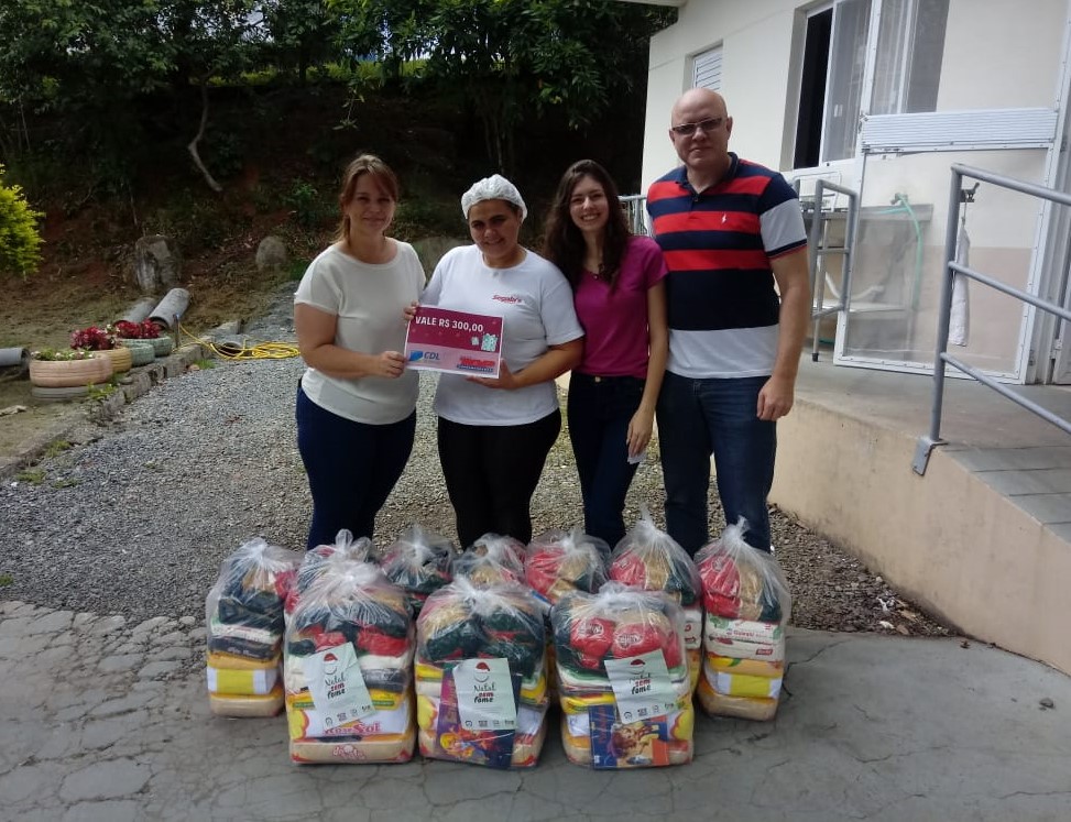 CDL Blumenau doa 50 cestas básicas e R$ 1.500,00 para entidades assistenciais