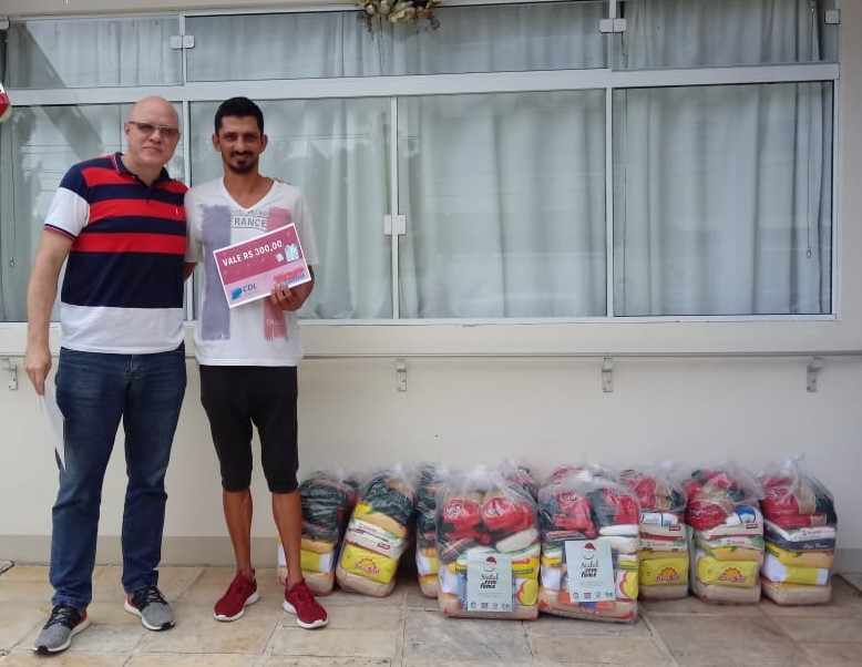 CDL Blumenau doa 50 cestas básicas e R$ 1.500,00 para entidades assistenciais