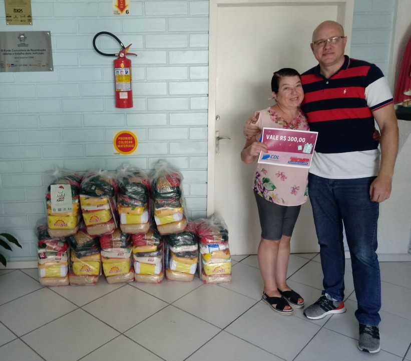 CDL Blumenau doa 50 cestas básicas e R$ 1.500,00 para entidades assistenciais
