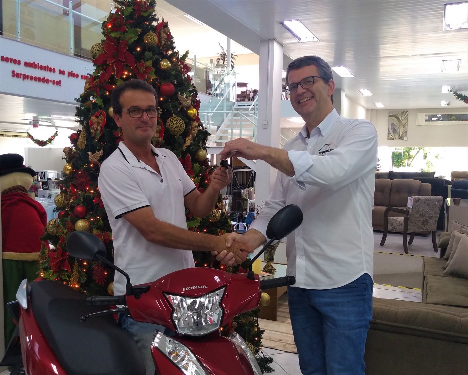 Consumidor do Comercial Tomio ganha moto da promoção Magia de Natal 2019