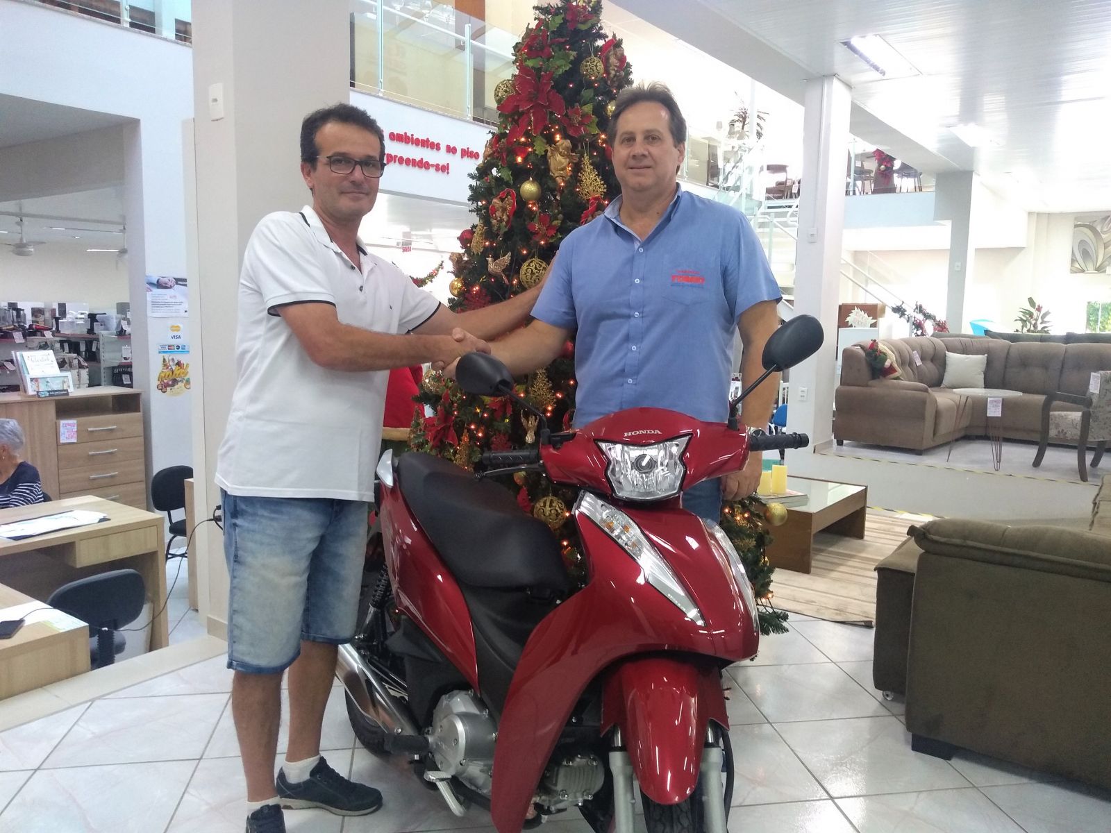 Consumidor do Comercial Tomio ganha moto da promoção Magia de Natal 2019