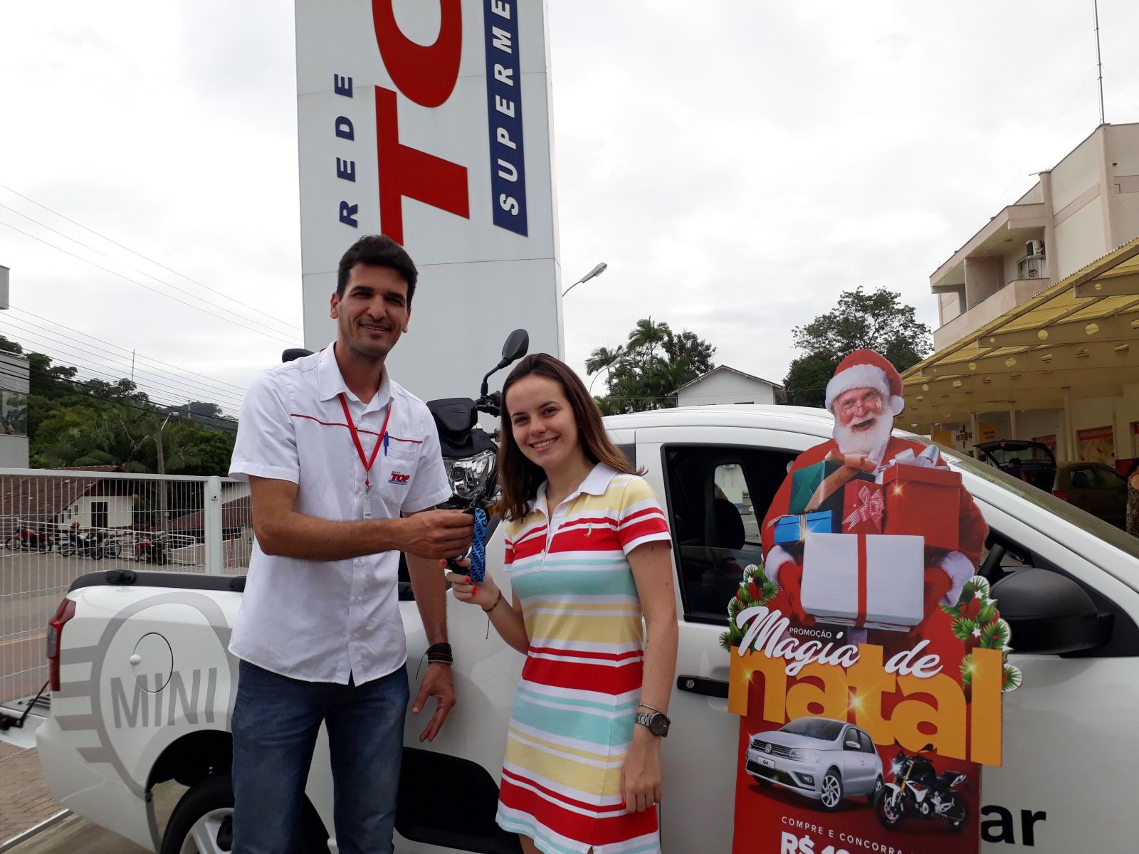 Magia de Natal: CDL Blumenau entrega moto BMW a jovem, no Salto do Norte