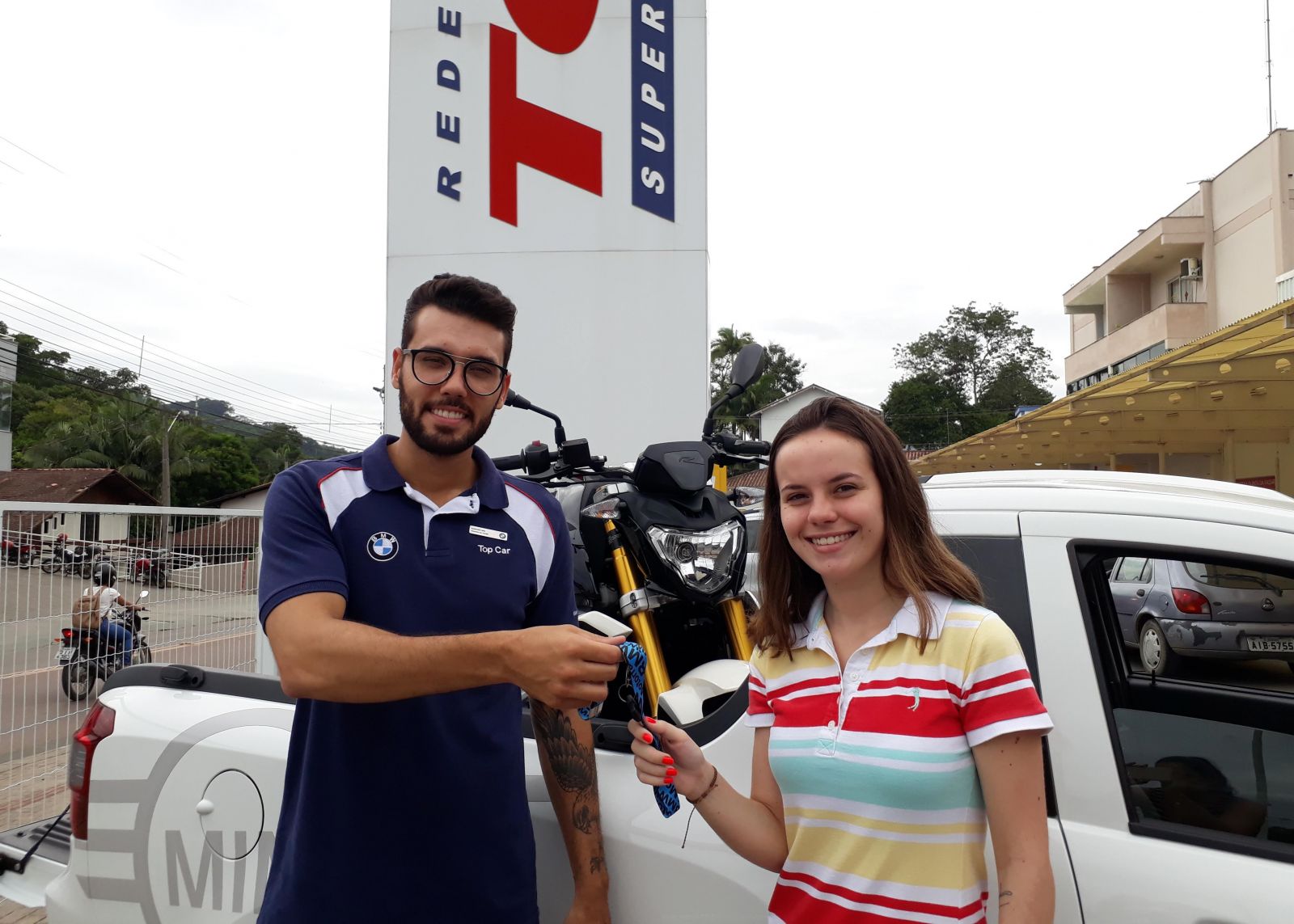 Magia de Natal: CDL Blumenau entrega moto BMW a jovem, no Salto do Norte