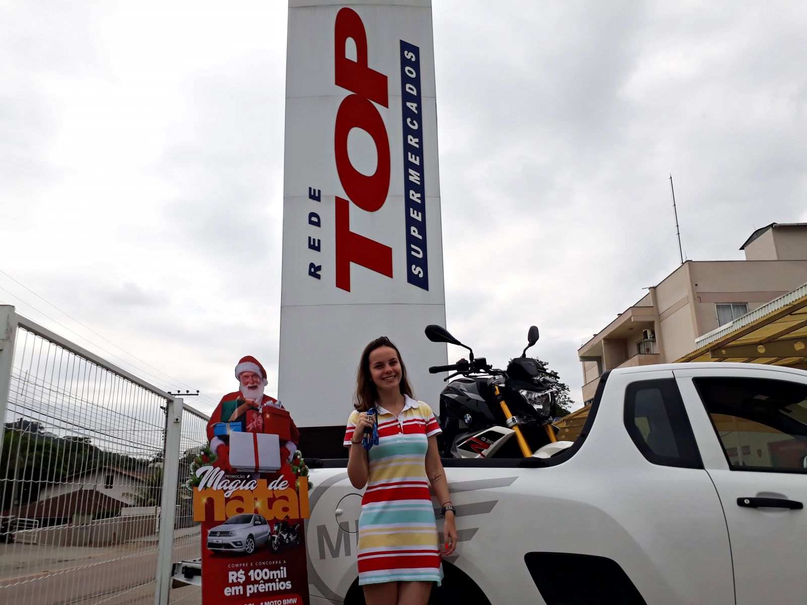 Magia de Natal: CDL Blumenau entrega moto BMW a jovem, no Salto do Norte