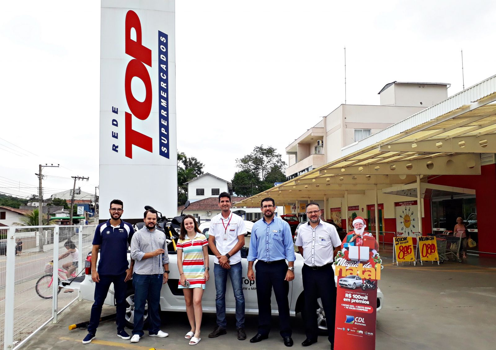 Magia de Natal: CDL Blumenau entrega moto BMW a jovem, no Salto do Norte