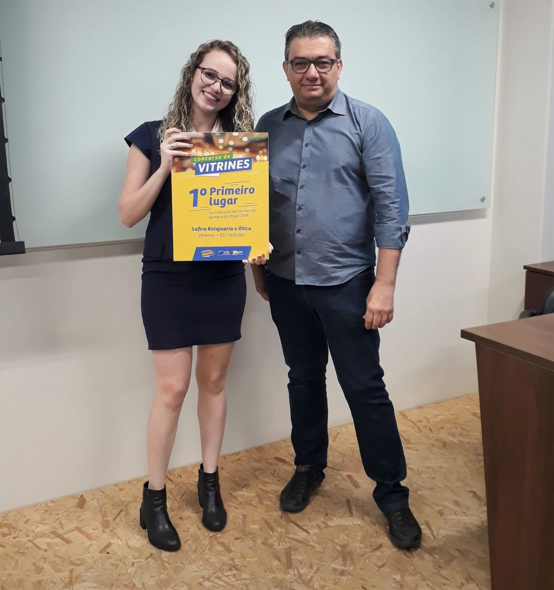 Vencedores do concurso de vitrines Semana do Brasil recebem prêmios na CDL Blumenau