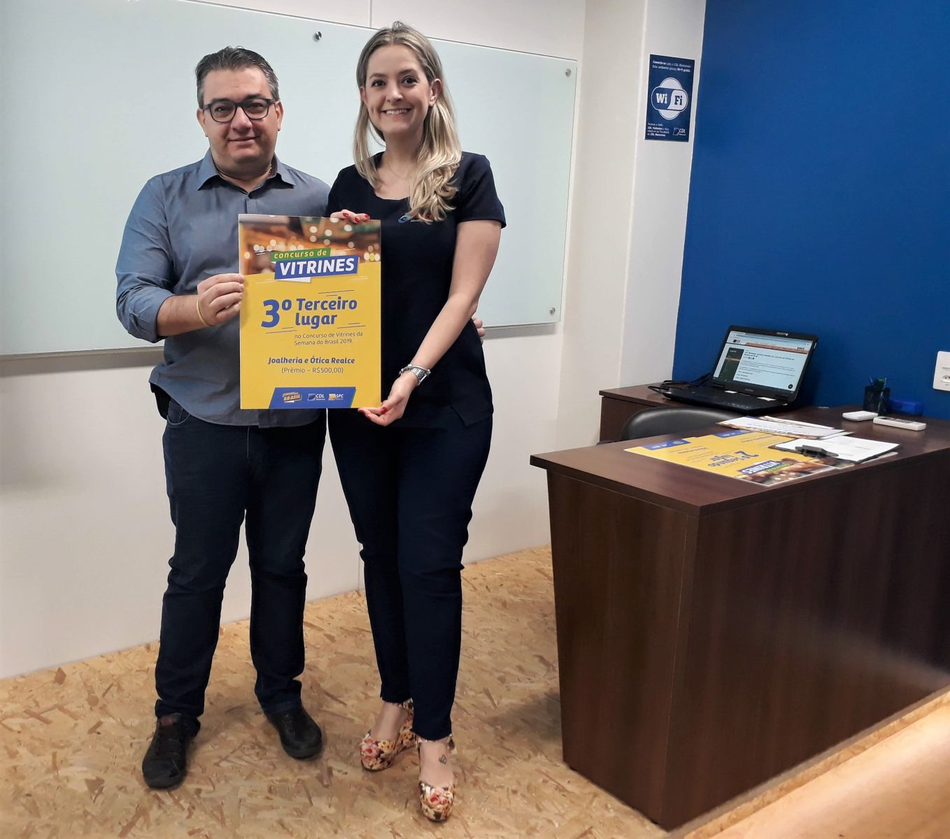 Vencedores do concurso de vitrines Semana do Brasil recebem prêmios na CDL Blumenau