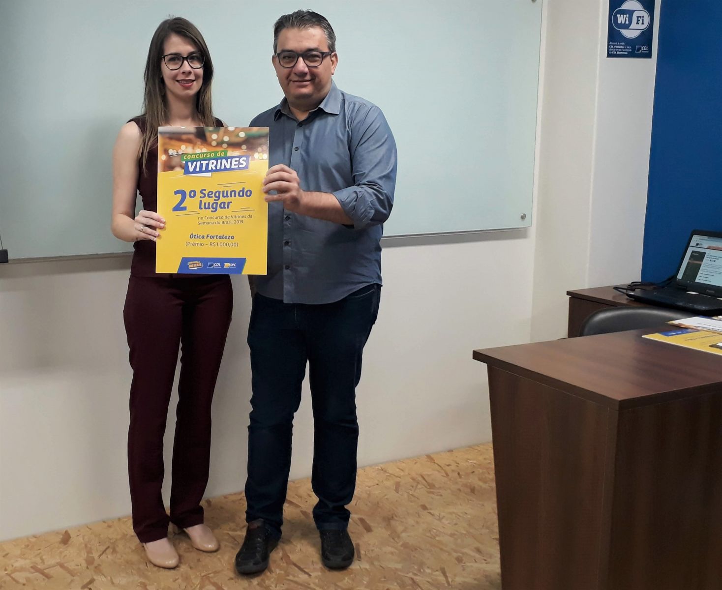 Vencedores do concurso de vitrines Semana do Brasil recebem prêmios na CDL Blumenau