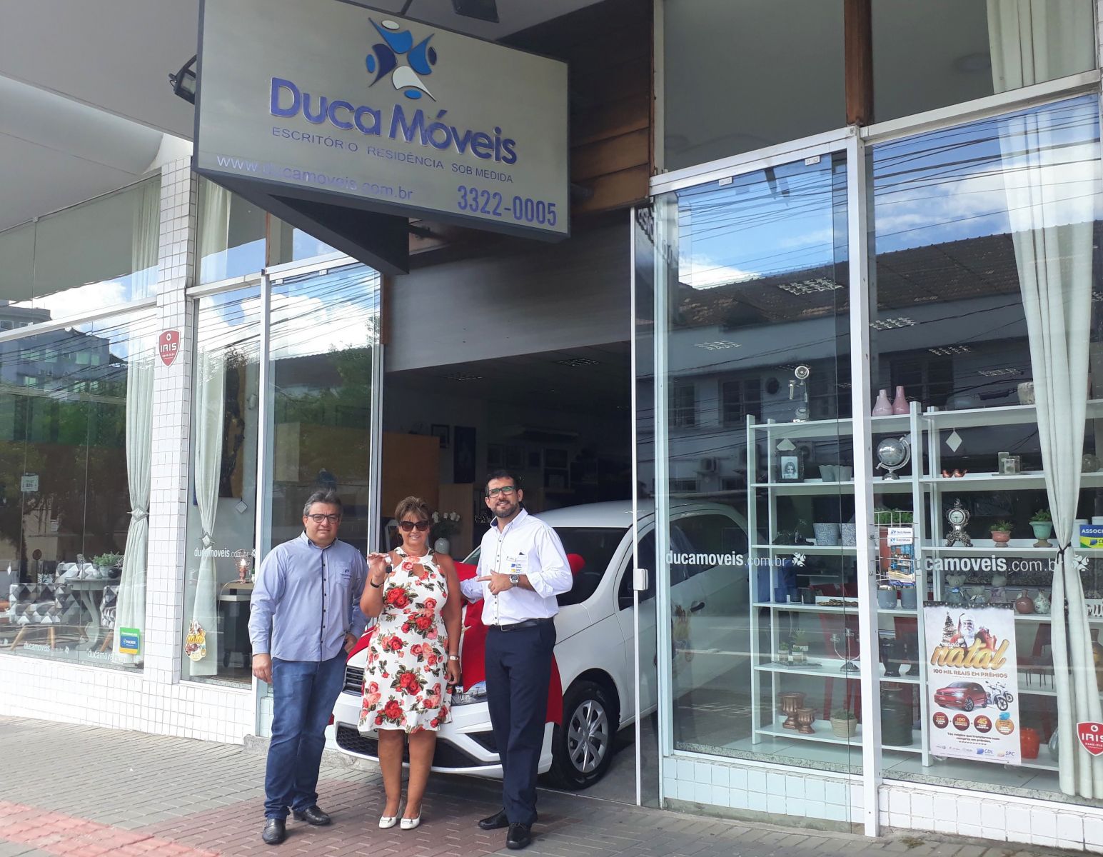 Moradora de Blumenau recebe carro da promoção Magia de Natal, da CDL