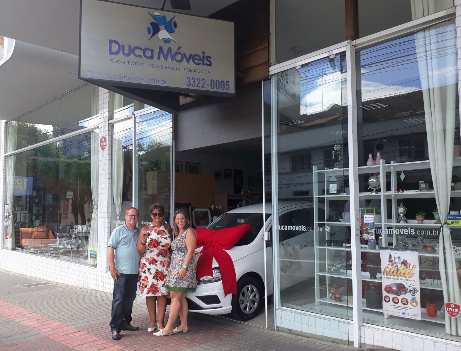 Moradora de Blumenau recebe carro da promoção Magia de Natal, da CDL