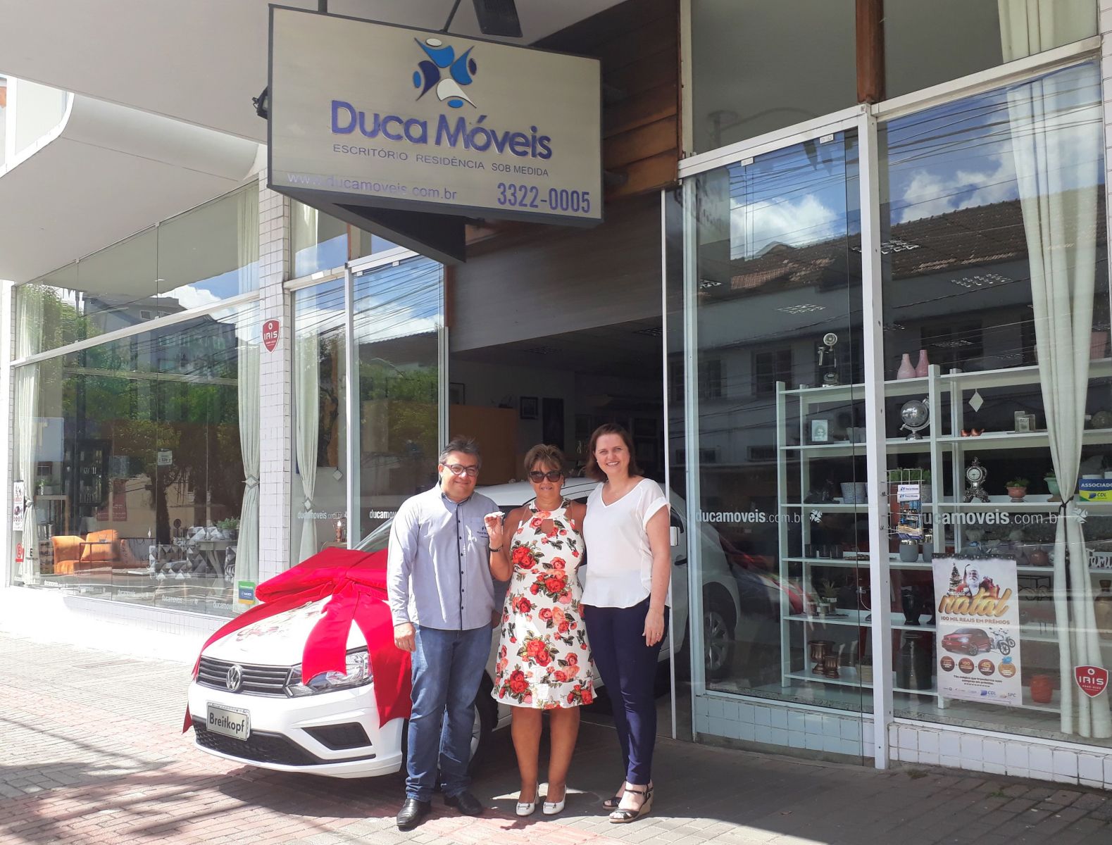 Moradora de Blumenau recebe carro da promoção Magia de Natal, da CDL
