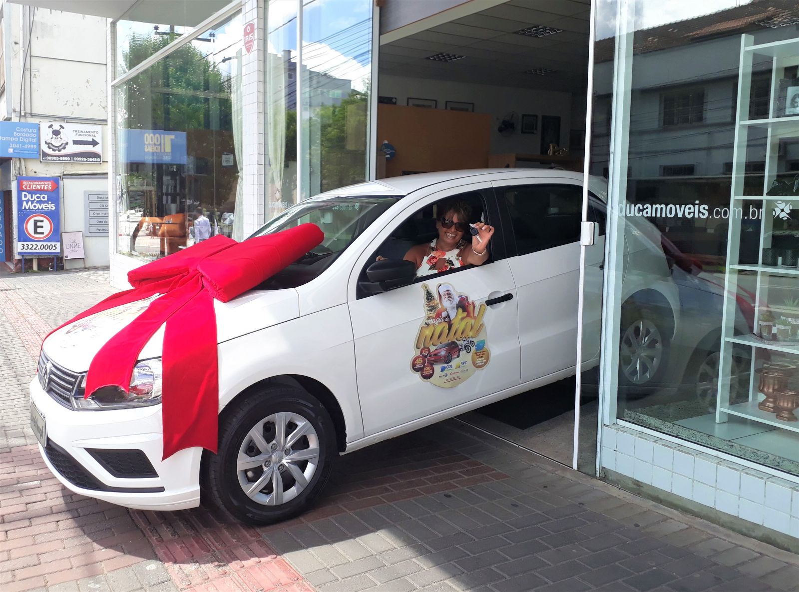 Moradora de Blumenau recebe carro da promoção Magia de Natal, da CDL