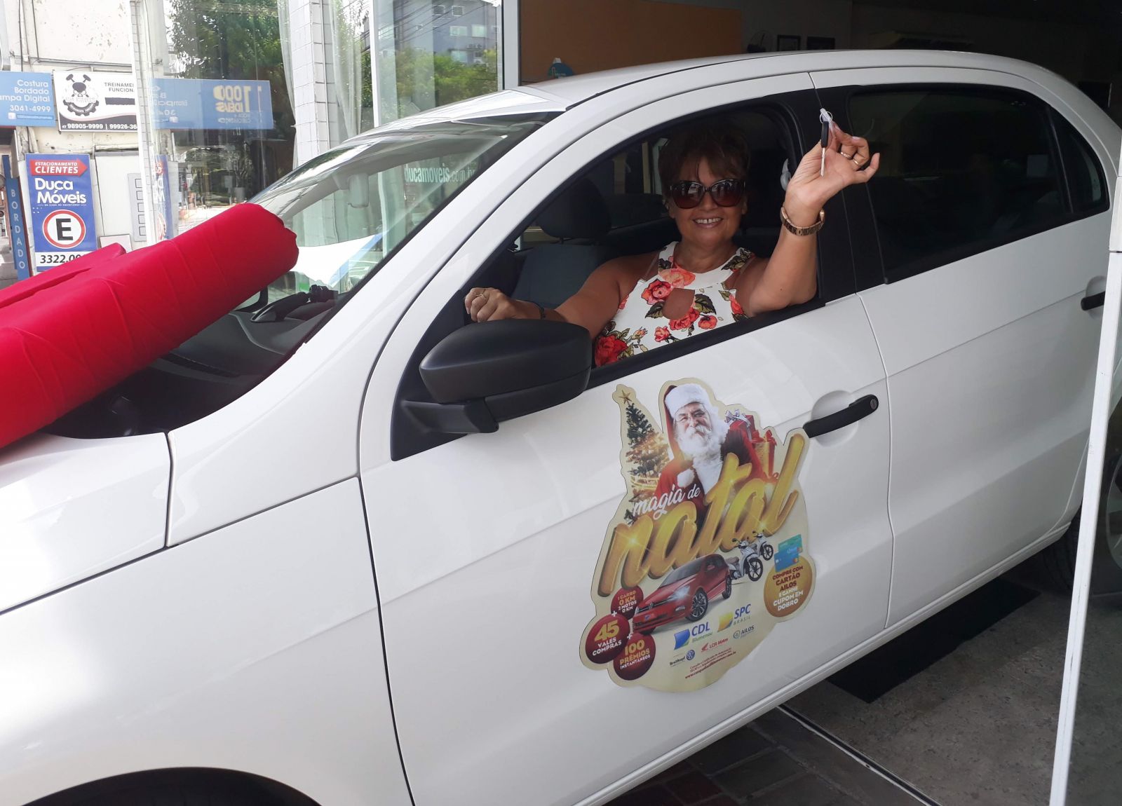 Moradora de Blumenau recebe carro da promoção Magia de Natal, da CDL