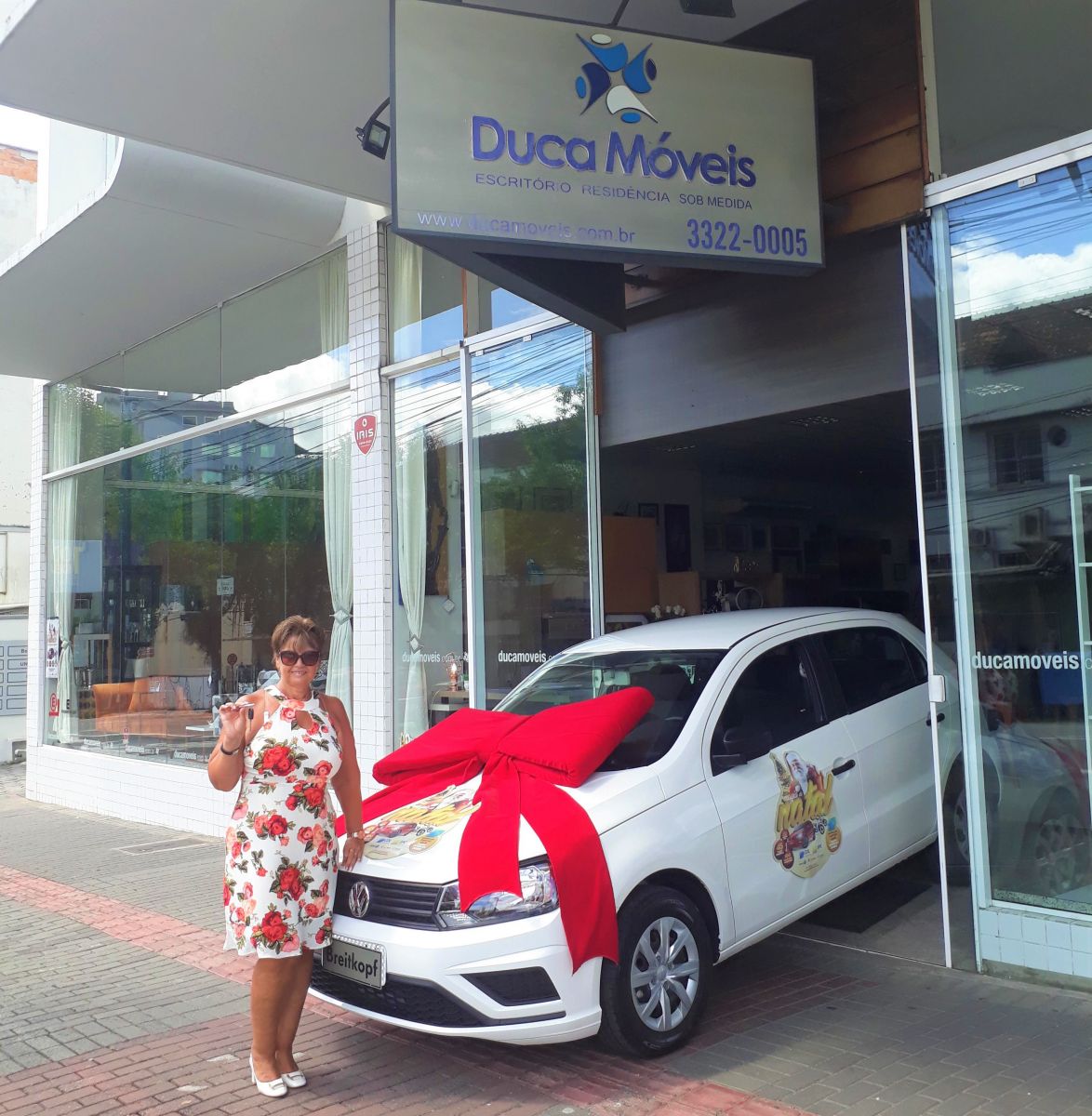 Moradora de Blumenau recebe carro da promoção Magia de Natal, da CDL