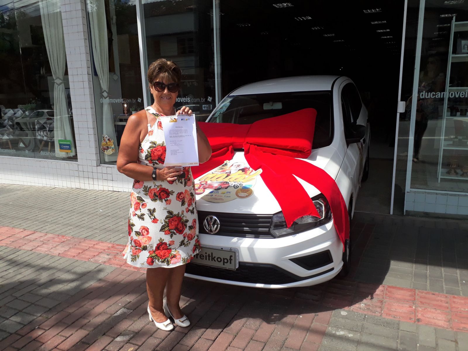 Moradora de Blumenau recebe carro da promoção Magia de Natal, da CDL