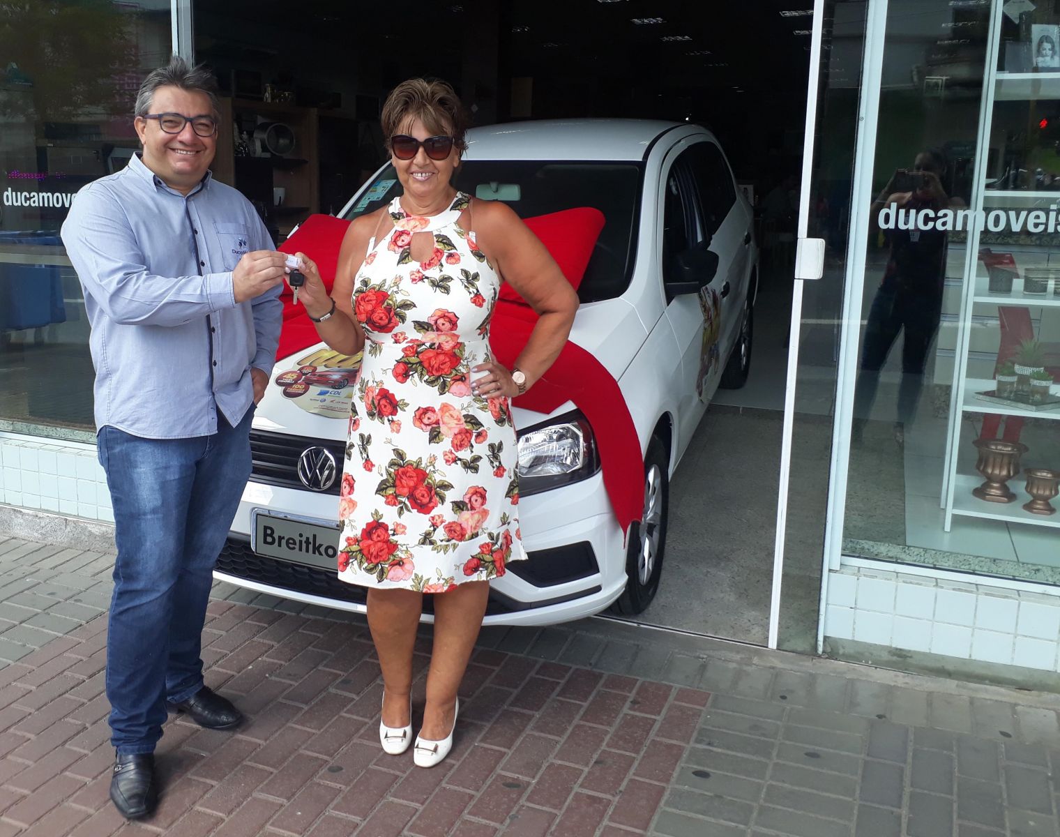 Moradora de Blumenau recebe carro da promoção Magia de Natal, da CDL
