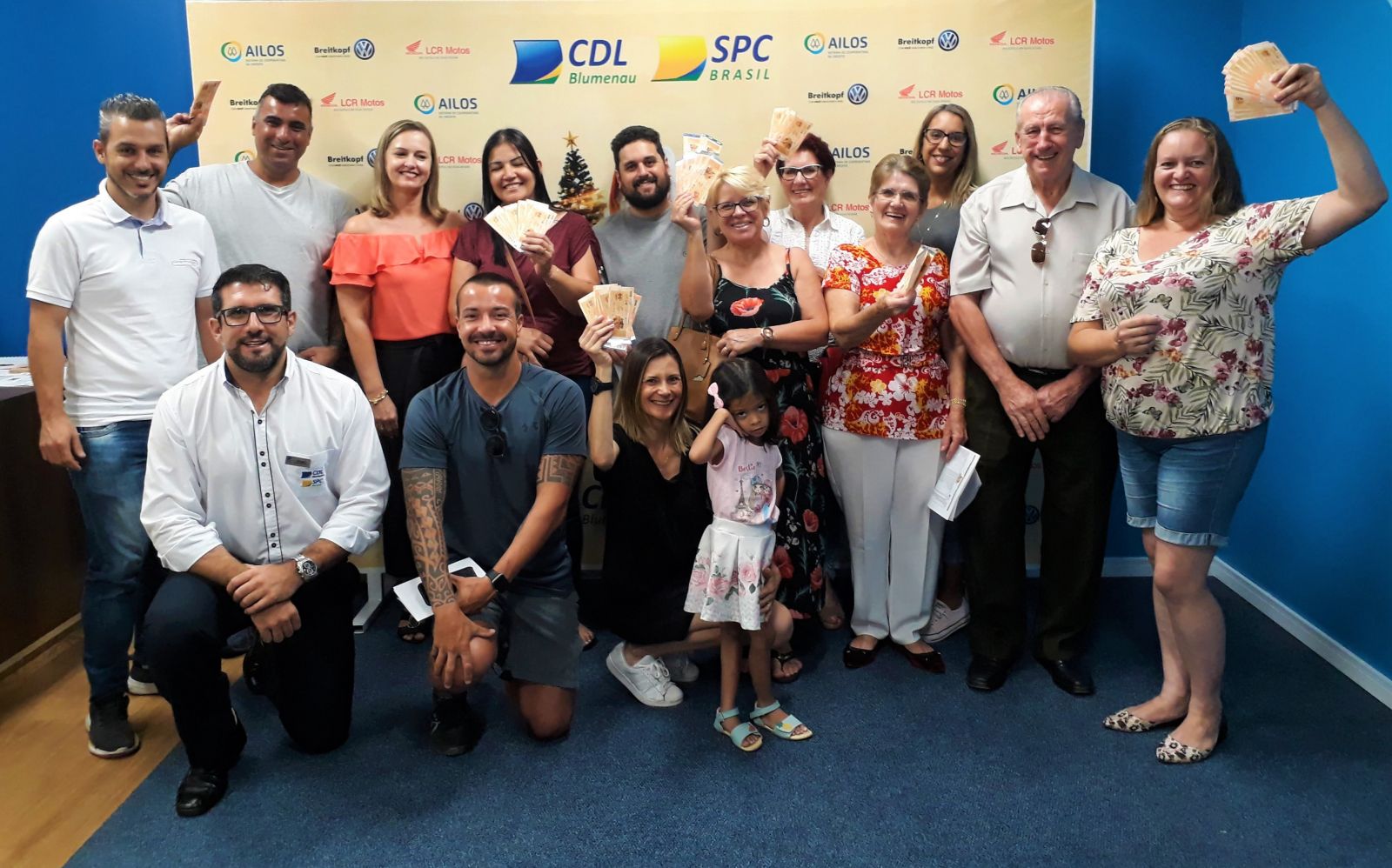 Ganhadores do terceiro sorteio da promoção Magia de Natal recebem prêmios na CDL Blumenau